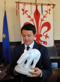 Striscia la notizia consegna un tapiro bianco a Renzi 5