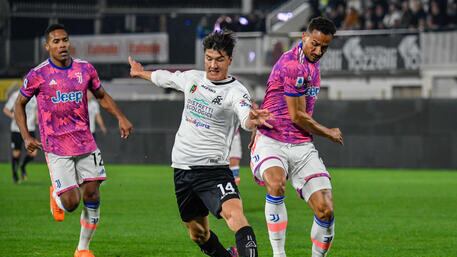 La Juve dimentica il corto muso e passa 2-0 a La Spezia