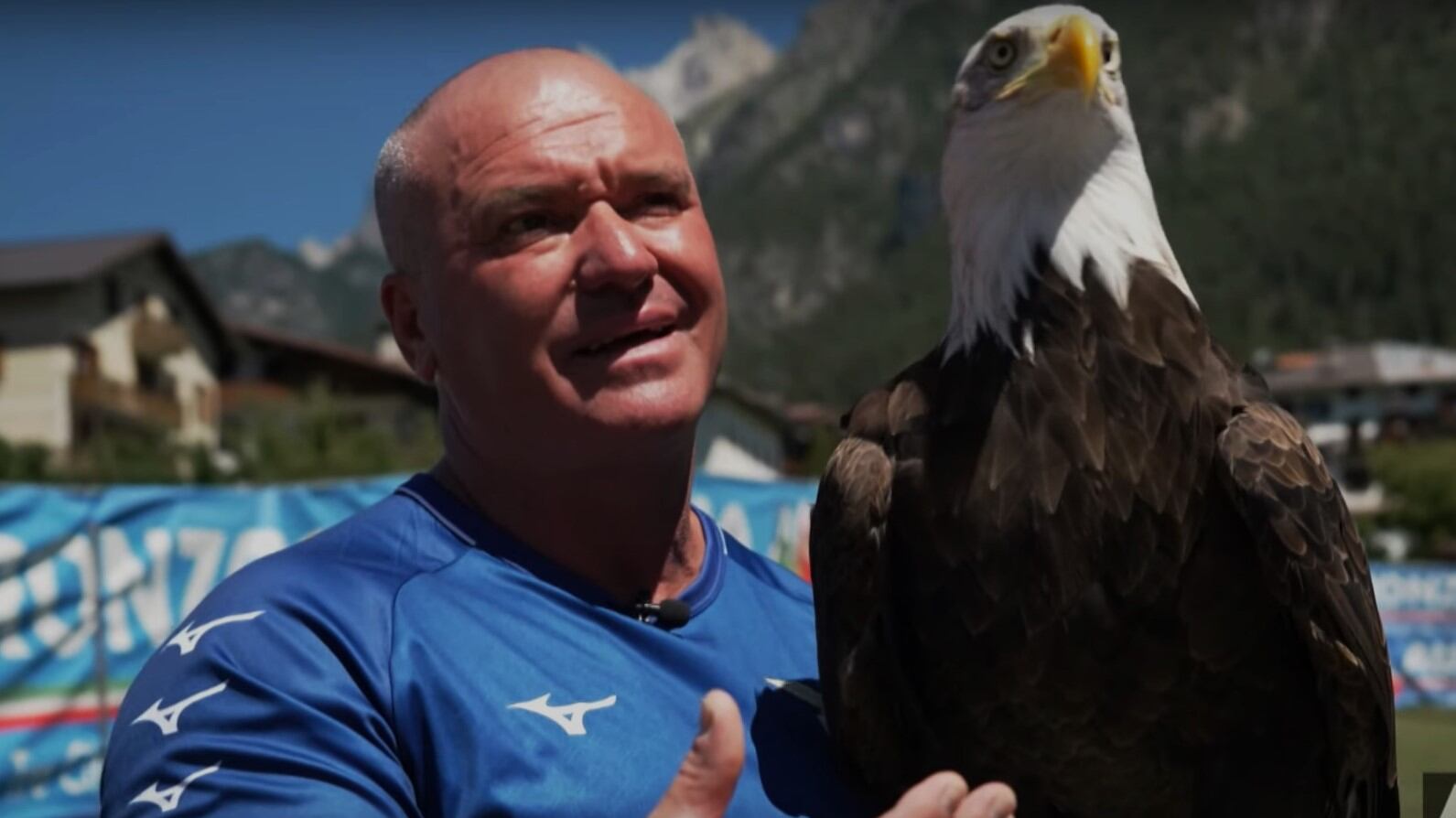 La Lazio licenzia il falconiere per la foto al pene, niente più aquila all'Olimpico: cosa succederà all'amata Olympia