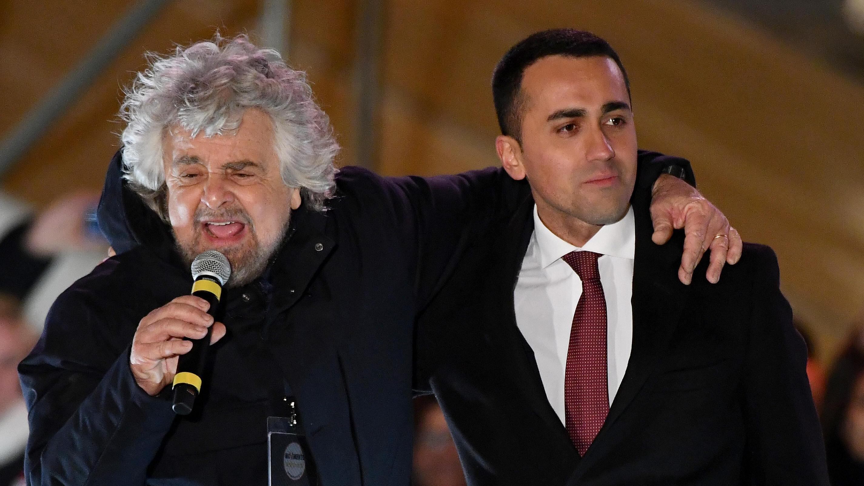 "Non siamo abbonati...". Grillo fa lo show e non risponde su Di Maio
