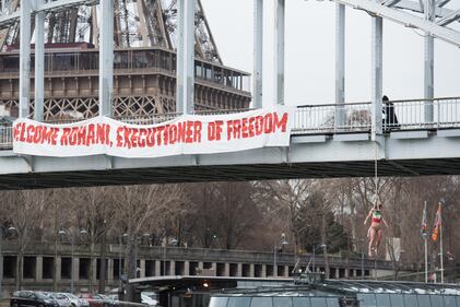 Femen, donna "impiccata" contro Rohani 5