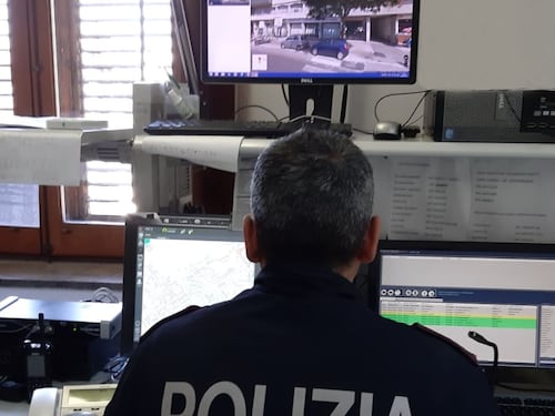 Soldi e sigarette in cambio di sesso. Così un operaio violentava due minori