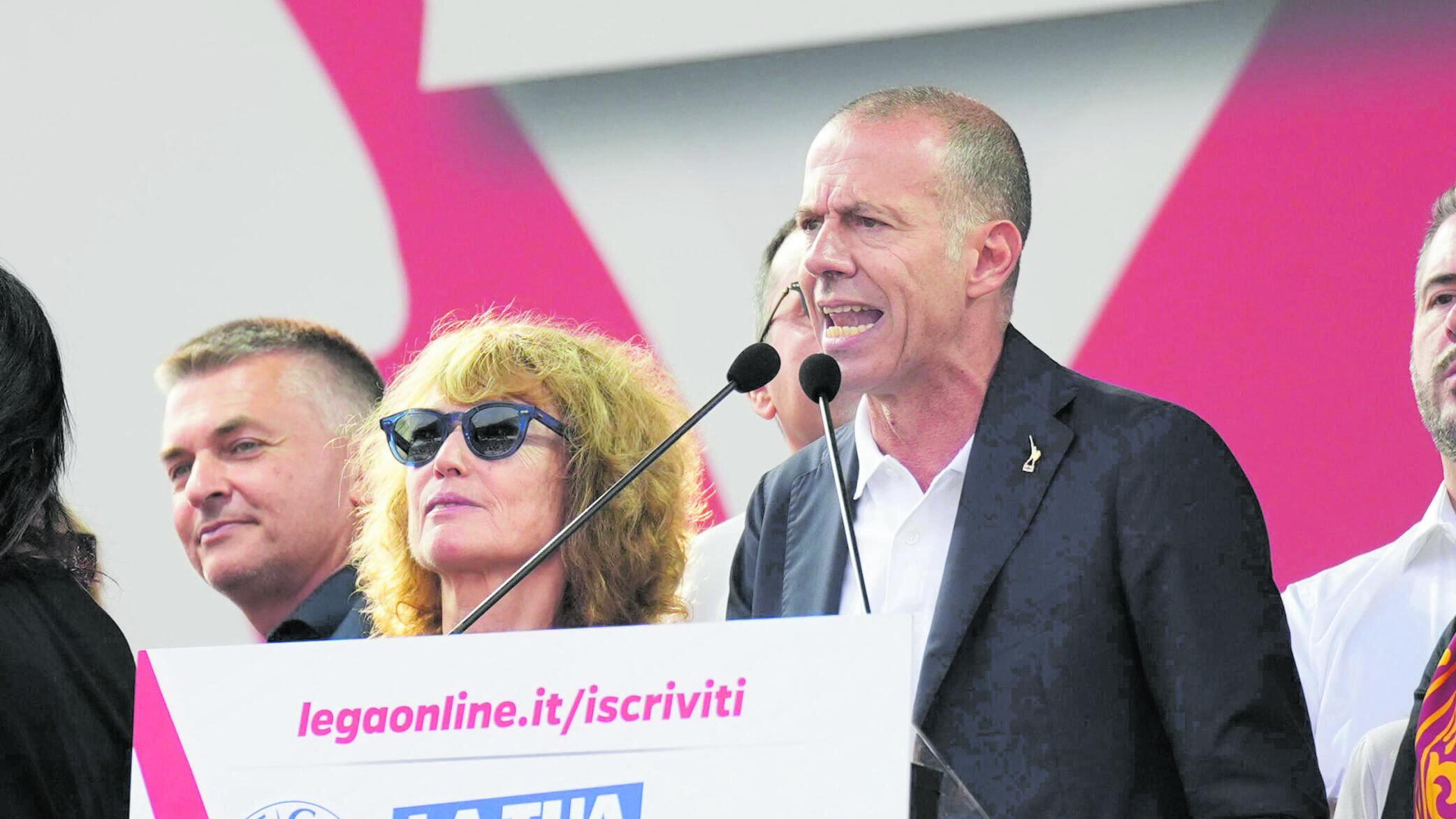 "La Lega a Vigevano paga i candidati musulmani"