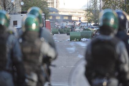 Sgombero dei centri sociali, scoppia la guerriglia a Milano 14