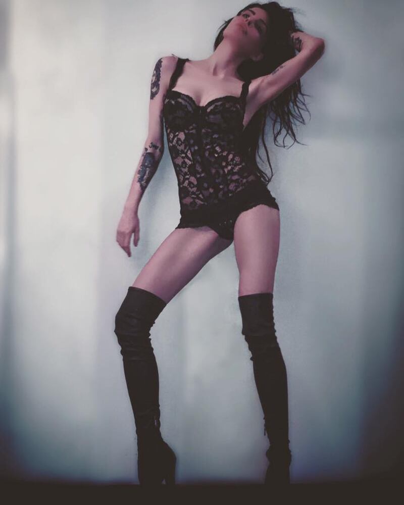 Nina Moric sexy in intimo su Facebook 2