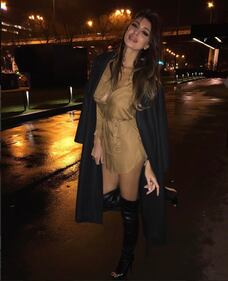 Cristina Buccino, scollatura hot a cena 7