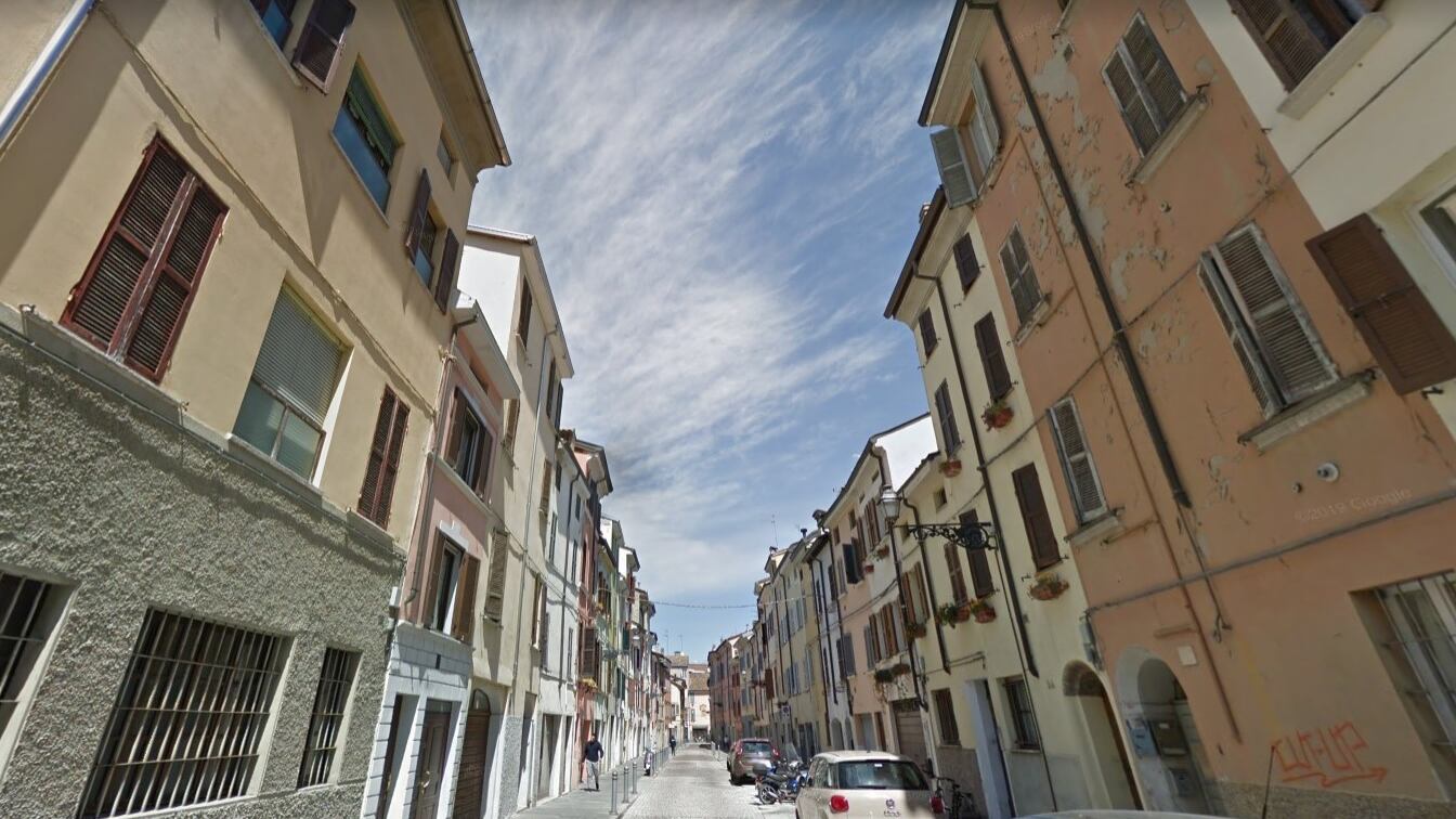 Parma, fugge sui tetti e ferisce un militare: pusher nigeriano libero