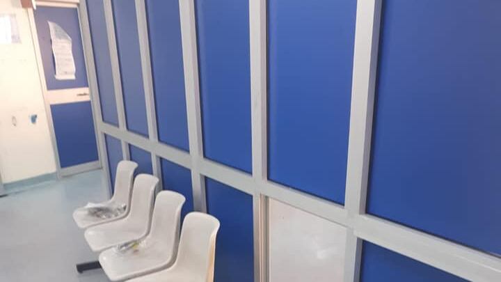 Ferito in un agguato: niente cure all'ospedale Covid. E i familiari sfasciano tutto