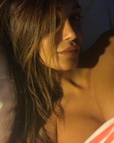 Cristina Buccino seducente a letto 7