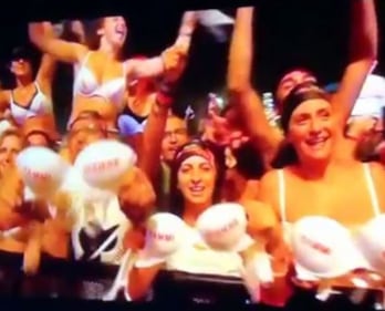 Concerto Vasco: le fan in topless 3