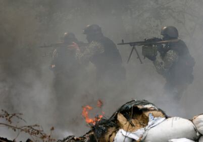 Forze di sicurezza ucraine a un checkpoint fuori Sloviansk 1