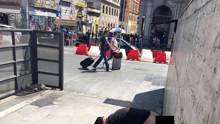 Degrado a Roma, uomo defeca nel piazzale di stazione Termini