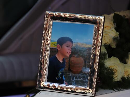 In migliaia ai funerali: "Addio cucciolino Mattia"