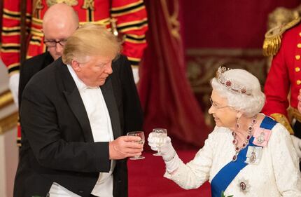 Il Presidente Trump e la Regina Elisabetta durante la cena a Buckingham Palace  8