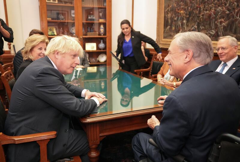 L'ex premier britannico Boris Johnson a colloquio col governatore del Texas Greg Abbott.