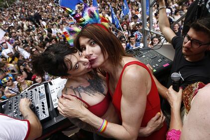 Gay pride, bacio tra le testimonial Luxuria e Asia Argento  2