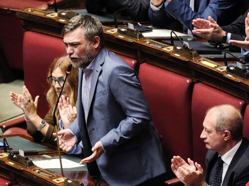 Bagarre alla Camera durante il ricordo di Charlie Kirk. Scontro tra Fdi e M5S