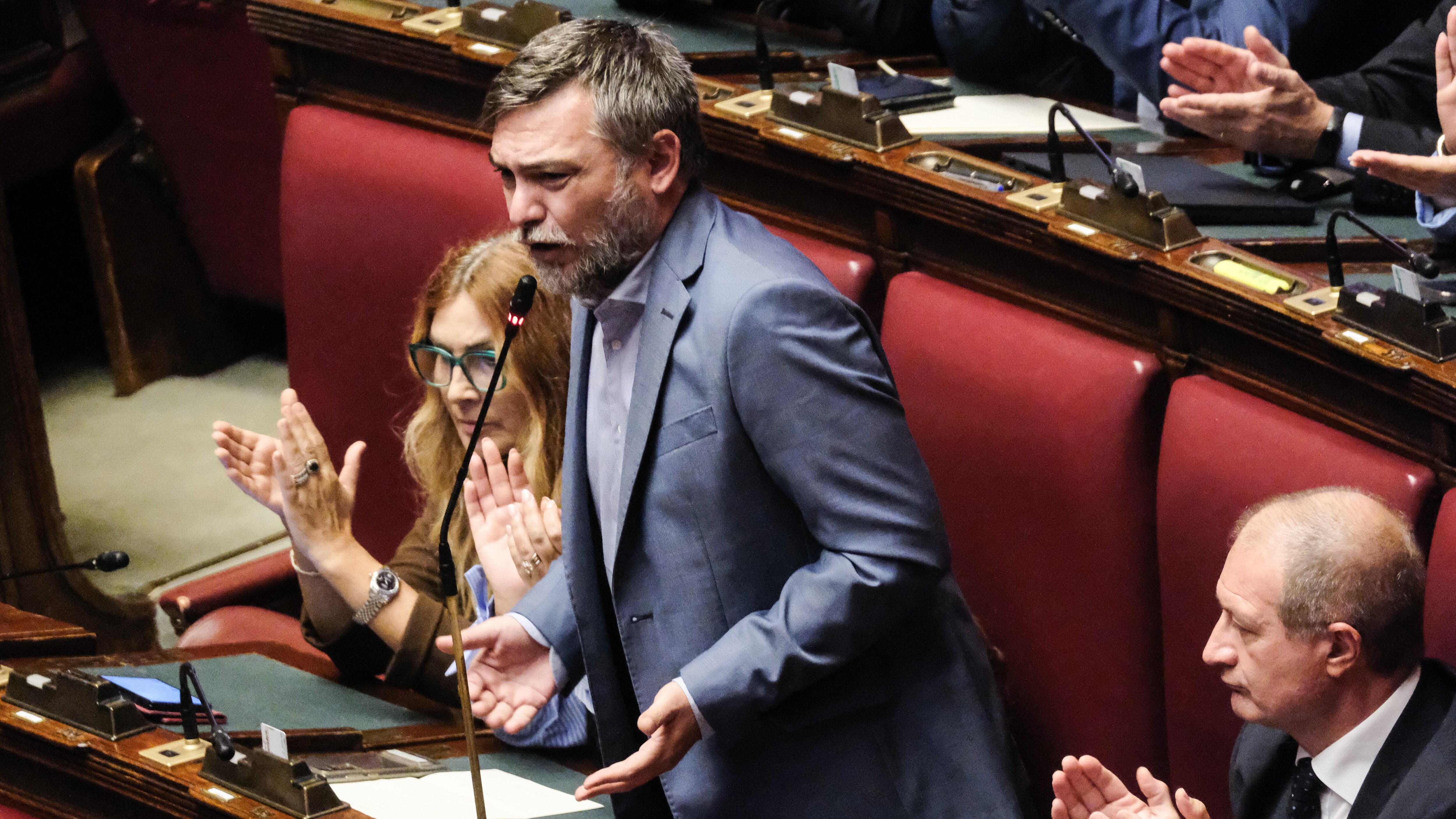 Bagarre alla Camera durante il ricordo di Charlie Kirk. Scontro tra Fdi e M5S