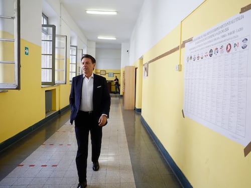Conte si chiude nel silenzio. E arrivano le picconate degli ex