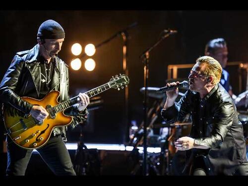 U2 a Torino, Bono saluta i fan e regala pizze