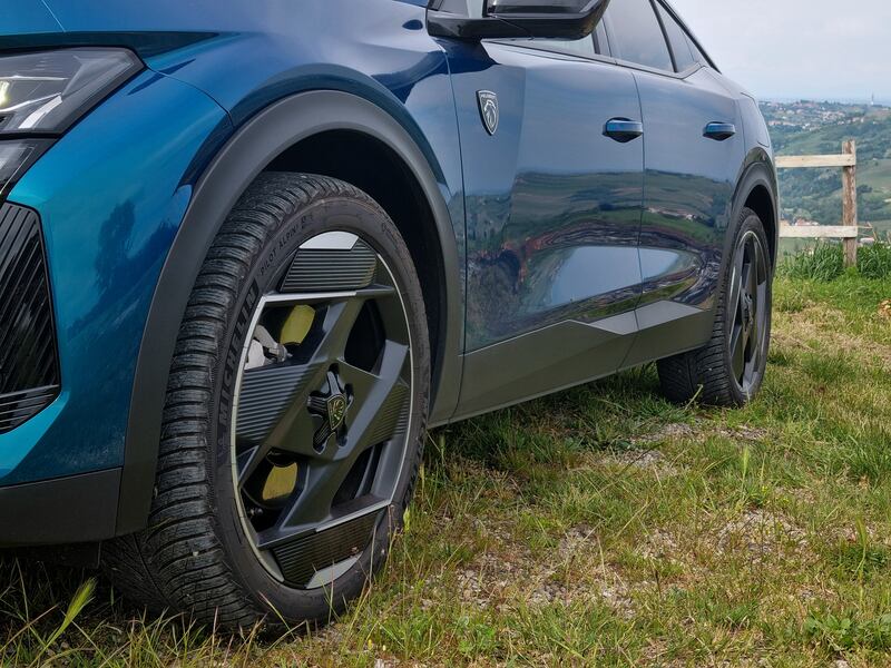 Peugeot 408, le foto del crossover “tuttofare” 6