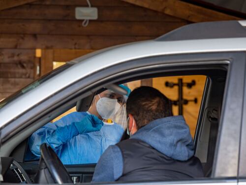 Contagi, nuovo record: oltre 7mila in 24 ore. Stretta in Lombardia e Milano può chiudere