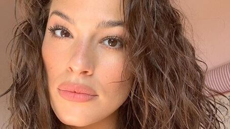 Ashley Graham non rinuncia alla lingerie sexy in gravidanza
