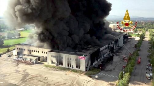 Faenza, incendio devasta un deposito di logistica 3