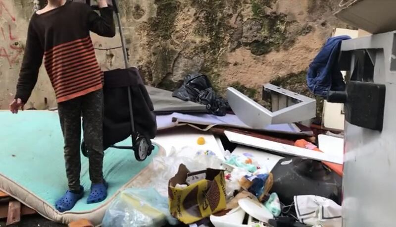 Bambina scava nell'immondizia a Napoli 2