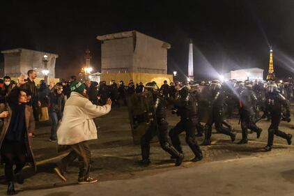 Parigi, barricate e fuoco in place de la Concorde 2