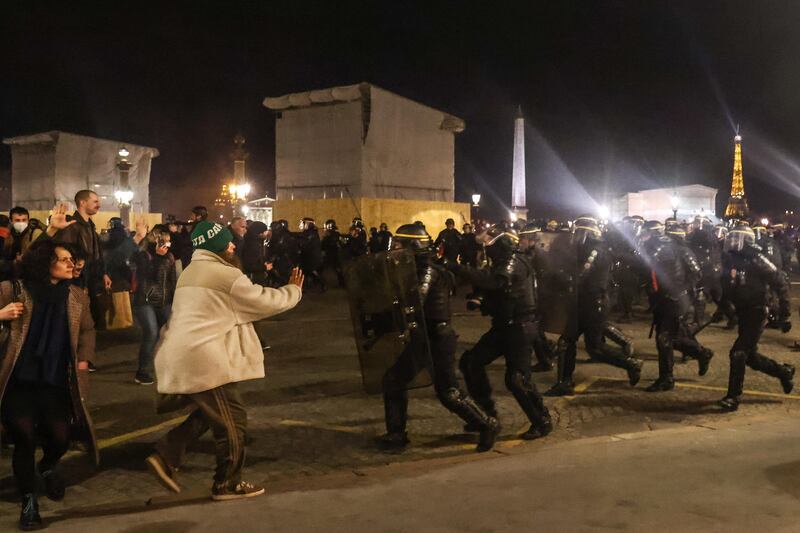 Parigi, barricate e fuoco in place de la Concorde 2