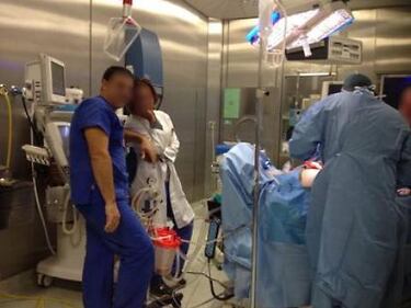 I selfie che indignano: i medici si fotografano in sala operatoria coi pazienti 4
