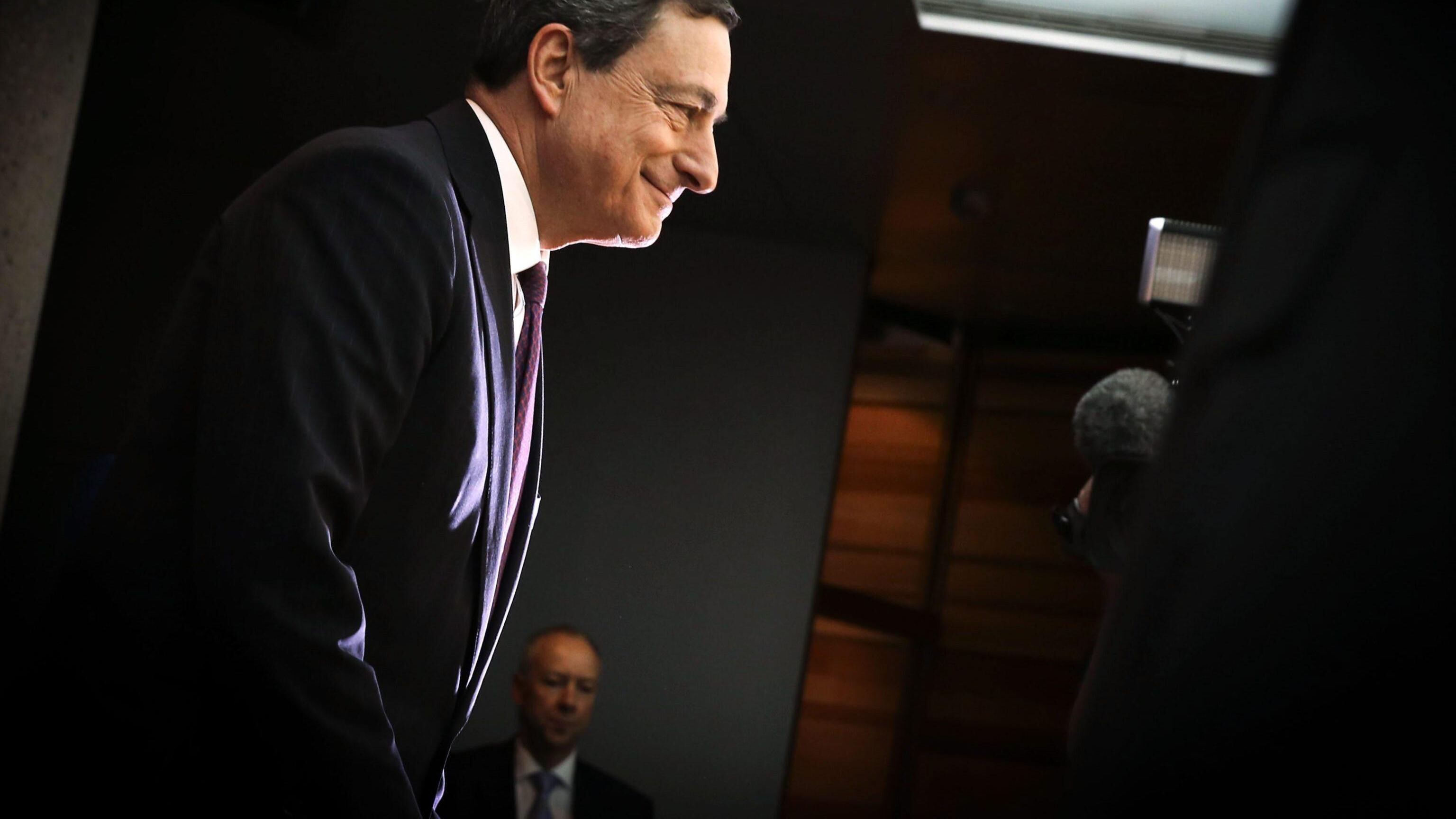 Con mille miliardi Draghi salverà l'Europa dalla Ue