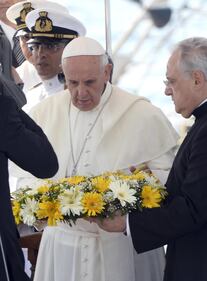 Una corona di fiori per ricordare i morti negli sbarchi 13