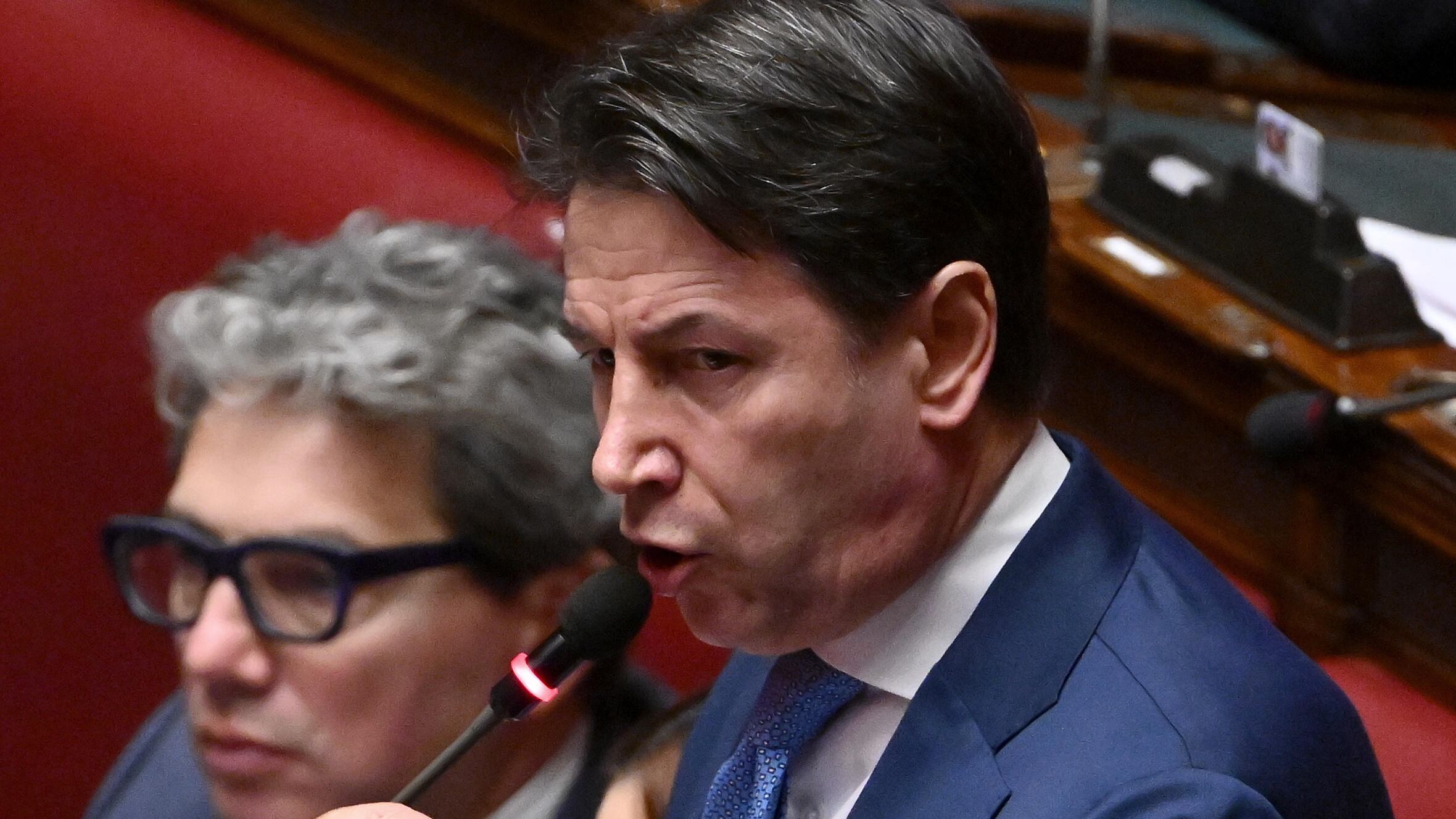 "La pacchia è finita". Conte attacca la Meloni "senza labiale"