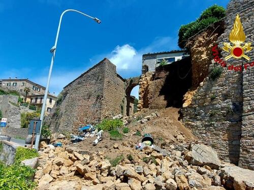 Paura a Volterra: crolla un tratto delle mura medievali, passante colpito dalle pietre