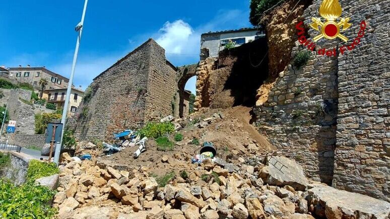 Paura a Volterra: crolla un tratto delle mura medievali, passante colpito dalle pietre