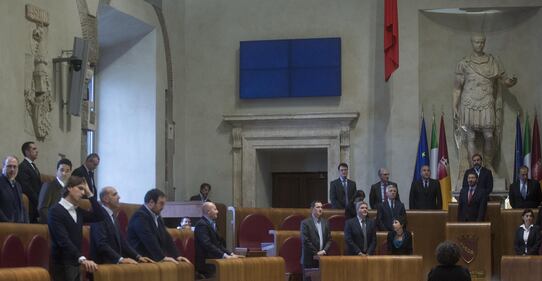 Marino evita le dimissioni: bagarre in Campidoglio 4