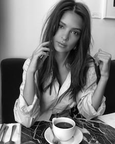 Emily Ratajkowski, lato b esplosivo per l'estate 35