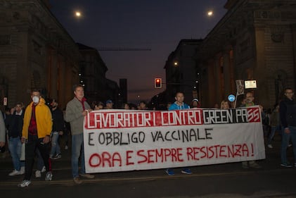 Manifestazione no pass a Milano. Scontri con la polizia 5