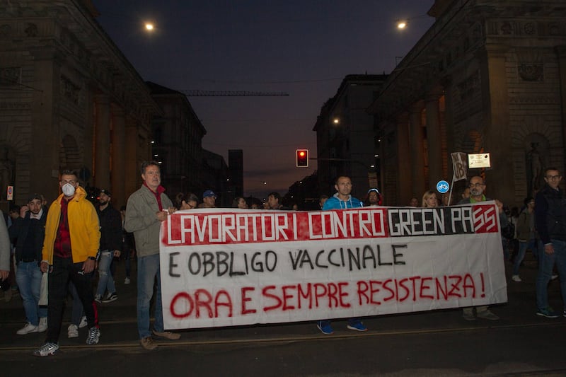 Manifestazione no pass a Milano. Scontri con la polizia 5