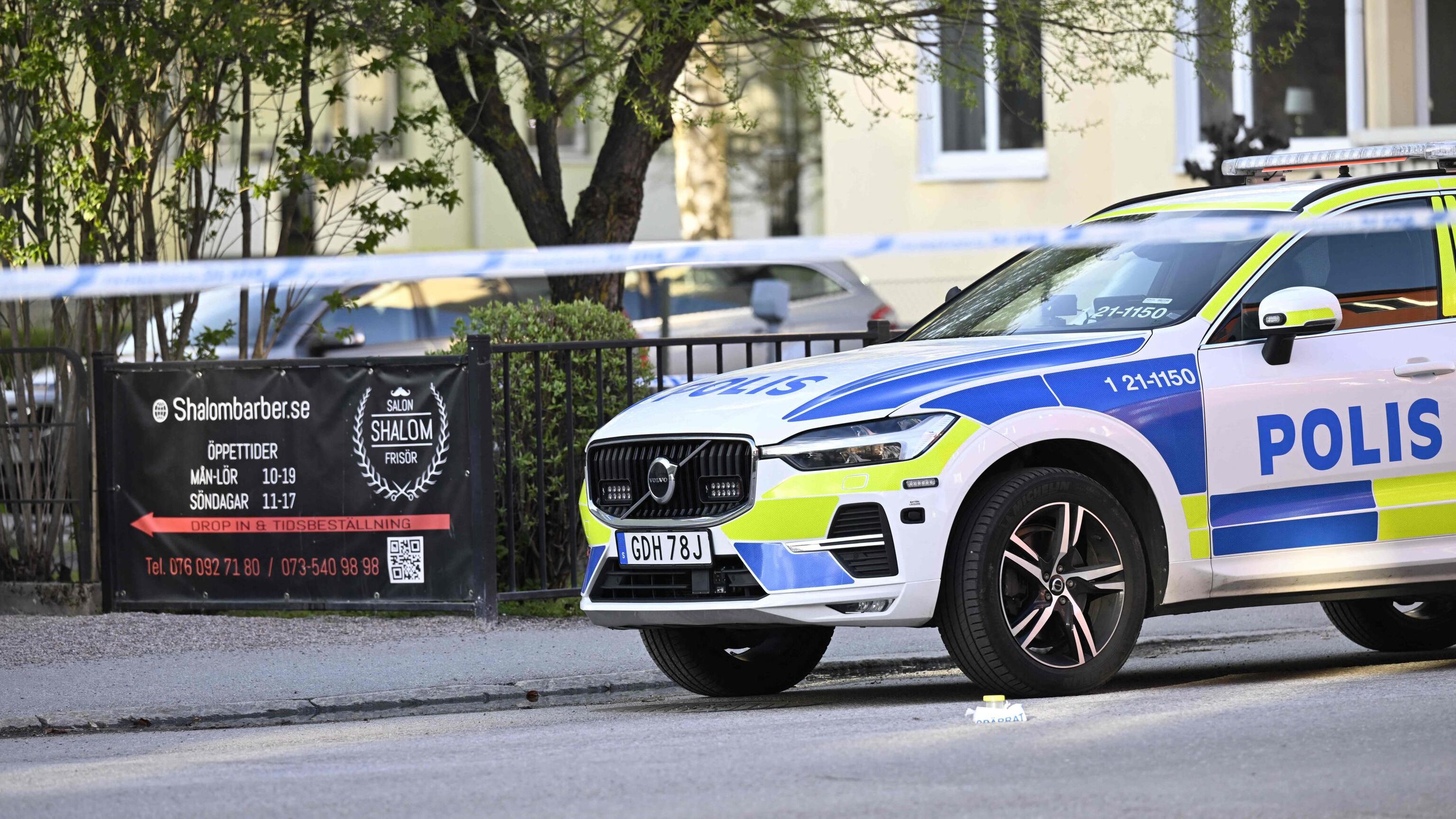 Svezia, sparatoria a Uppsala: tre morti e diversi feriti. È caccia all'uomo in monopattino