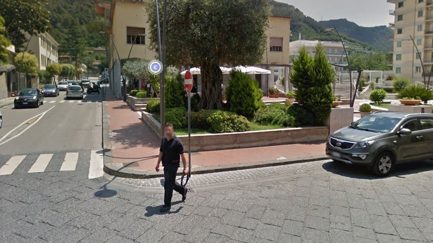 Neonato trovato morto in una aiuola, fermati i genitori