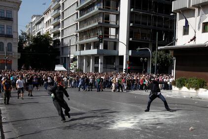 Grecia, un morto negli scontri 9