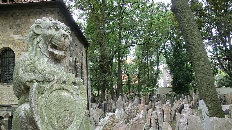 L'Europa dell'antisemitismo: profanato un cimitero ebraico