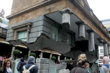 Londra, il monumento "sospeso" in aria 4