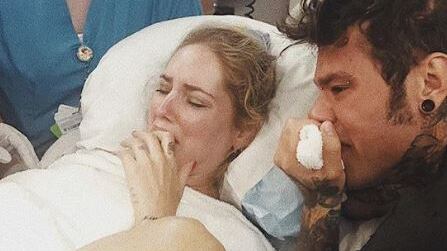 Il retroscena sul parto della Ferragni. Fedez: "Io spingevo come lei e le dicevo che è un animale"