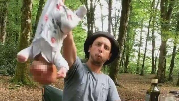 Influencer dondola sua figlia neonata a testa in giù: "I bimbi sono scimmie"