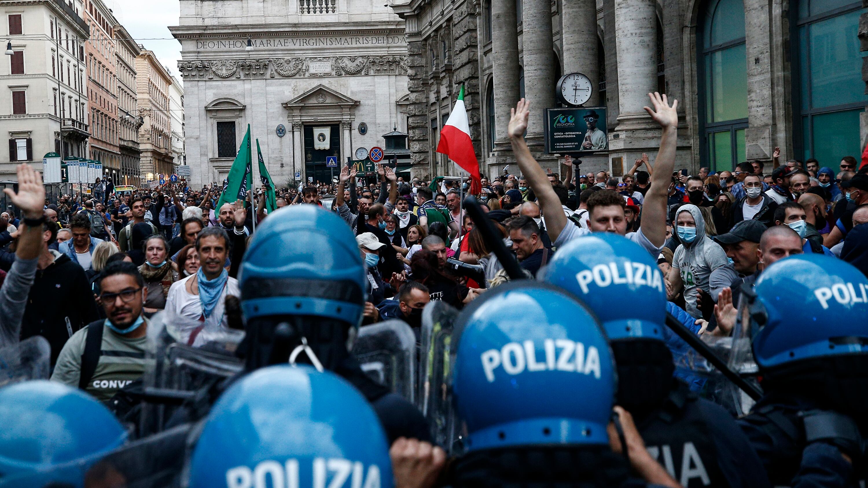 Roma e il piano anti violenze: controlli web, droni, 500 agenti