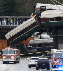 Seattle, treno deraglia e precipita sull'autostrada 12